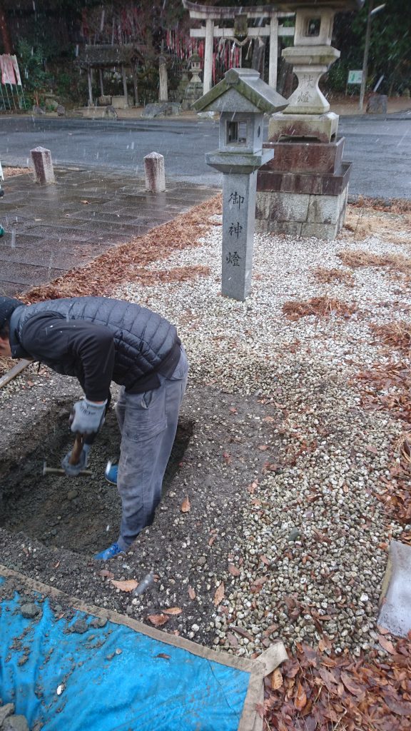 「今年最後の仕事！？　近江八幡市北津田町　百々神社の灯籠！！」