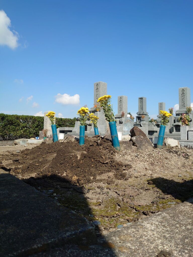 「友達の紹介でお墓建て!!　基礎編！　東近江市旧蒲生町の村墓地！」