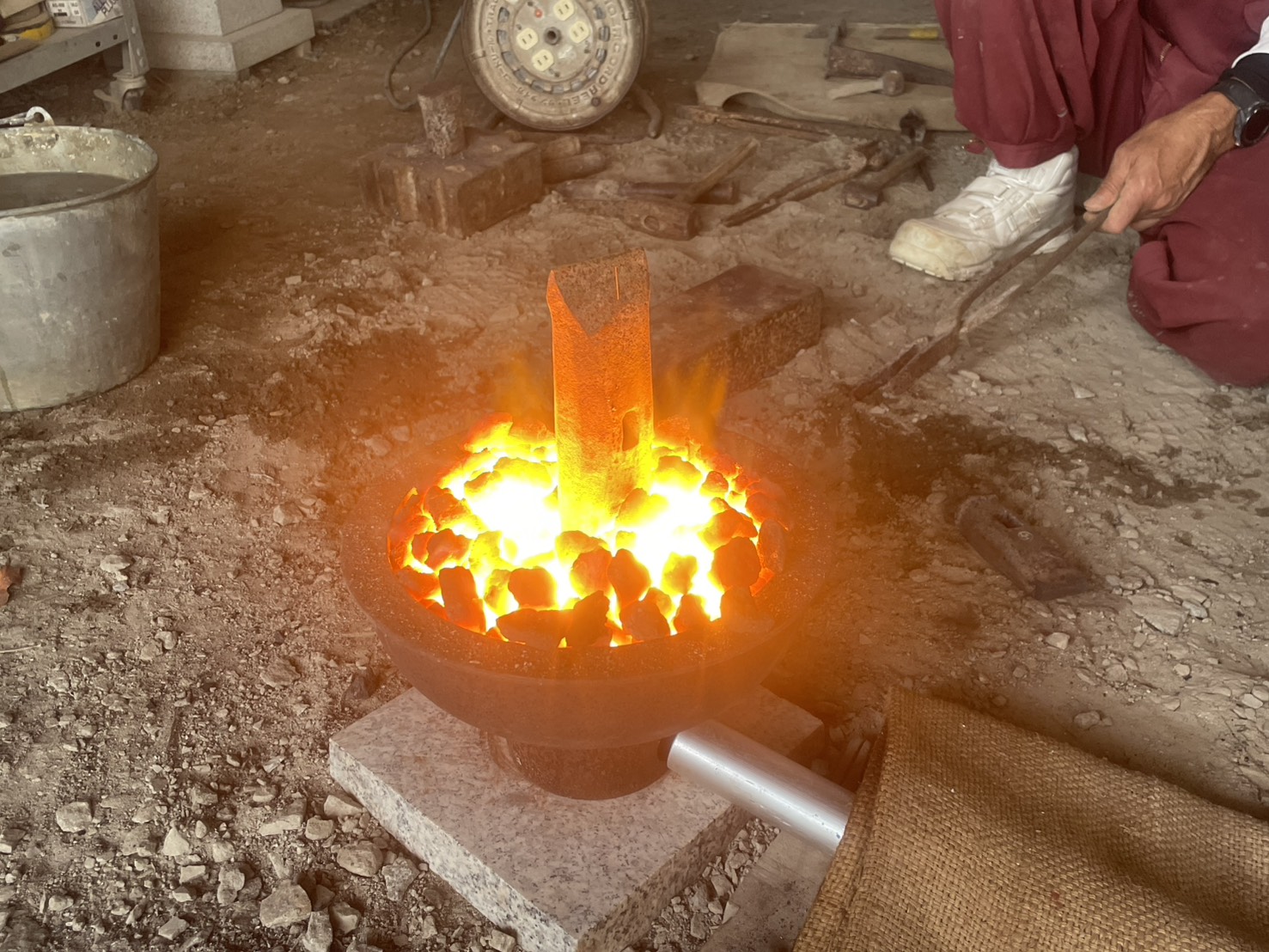 「滋賀県石材組合連合会50周年記念の記念事業部会のふいごでノミ焼き!」