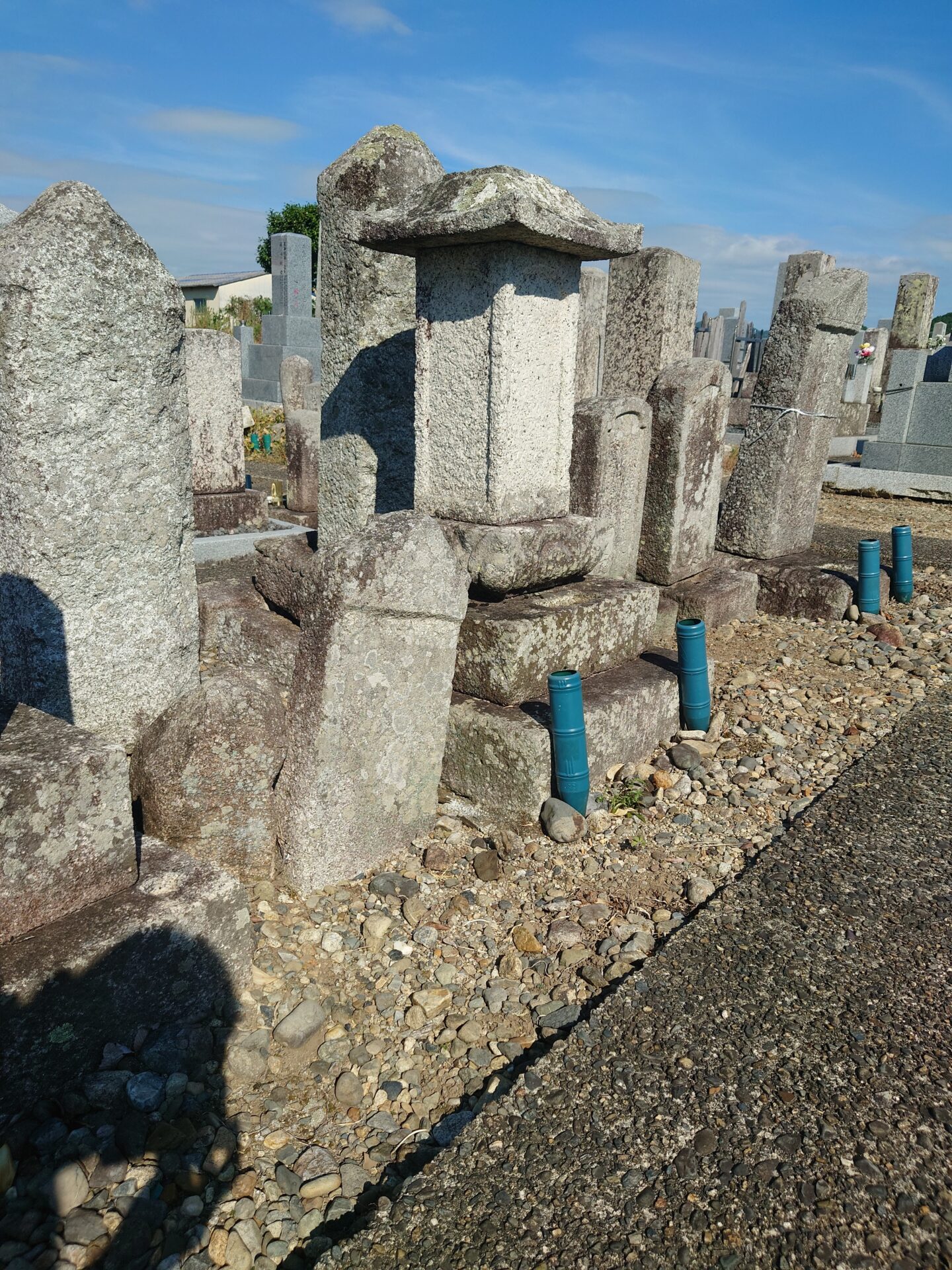 「墓石の据え直し工事でこんなん出てきました！」