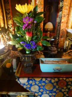 「お仏壇や墓石に線香をあげるのはなぜ？」