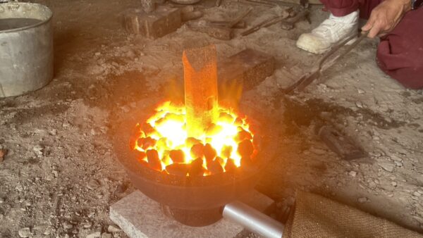 「滋賀県石材組合連合会50周年記念の記念事業部会のふいごでノミ焼き！」