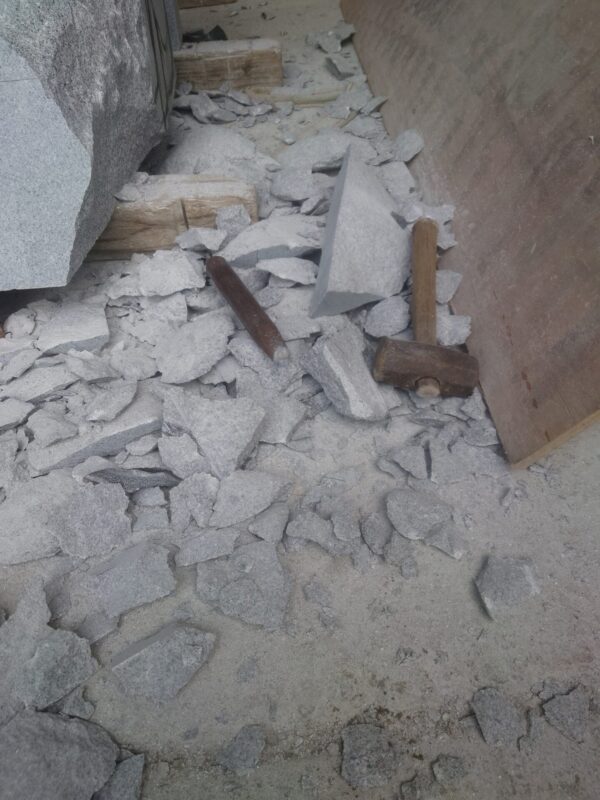 「今日から仕事開始です！初仕事は彫刻から！」