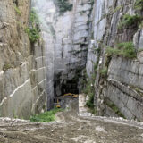 「石を取っている業者の話！」