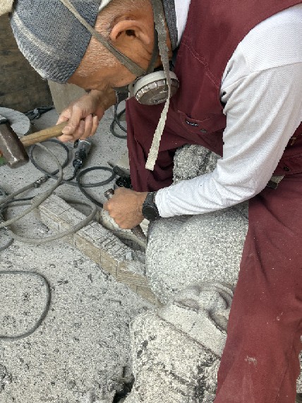 「今年の仕事始めは力士像の荒バツリから！　3/6」