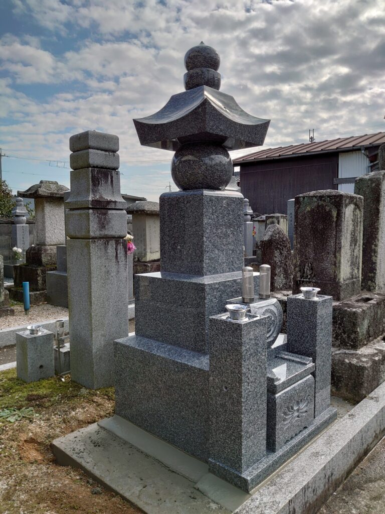 兼子石材店が施工した御影石の五輪塔。石目と色合いが揃った五輪塔の全体写真。